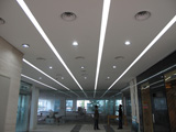 건물 로비 천장 조명으로 사용된 LED 발광판