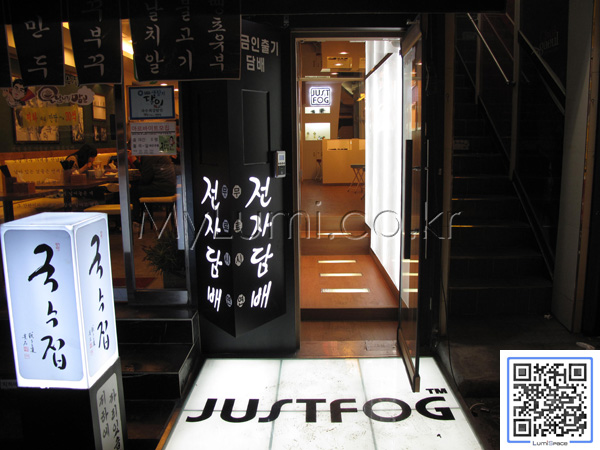   Ͽ  Աʿ   ü ߽Ű  ǿ LED߱ ġ (A lighting design to guide passengers' eyes to the entrance of the very small shop-the LED lighting sheets installed in the floor of the main entrance) -  Ա  , Fawoo LumiSheet, ٴ, ٴŸ